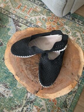 Isle Jacobsen size 37 Black Perforated Slip-On Women’s Shoes